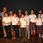Imagen de familia de los ganadores con sus diplomas. DL