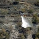 Un helicóptero trabaja en las labores de extinción en Sierra Nevada