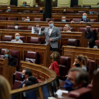 Rufián muestra ayer en el Congreso una foto de Franco saludando a Felipe VI de niño. EMILIO NARANJO