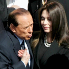 El ex primer ministro italiano Silvio Berlusconi deberá pagar una pensión de 1,4 millones de euros al mes a su exmujer Veronica Lario, según decidió hoy el Tribunal de Monza (norte de Italia), que cerró así su causa de divorcio.