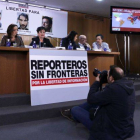 Malén Aznárez (en el centro) presenta el informe de Reporteros sin Fronteras, ayer.