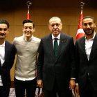 De izquierda a derecha, Gundogan, del City; Özil, del Arsenal; el presidente Erdogan y Tosun, del Everton, en el palacio presidencial.