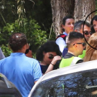 En la foto la acusada, Rosa Peral, a la derecha de la imagen, con melena negra y la mano en la boca, en el camino donde se encontro el cadáver calcinado dentro de un coche durante la reconstrucción del crimen.