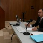 Pereira, licenciado en Derecho y diplomado en Criminología, defiende su tesis en el campus berciano