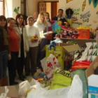 Reguero visitó a los voluntarios, que se encargan de recoger juguetes y del ropero municipal.