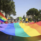 Activistas sostienen la bandera arcoiris en una protesta en contra de la homofobia y la transfobia en Albania. MALTON DIBRA