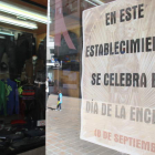 Uno de los carteles que exhiben los escaparates de las tiendas de la céntrica calle del Cristo.