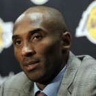 Kobe Bryant, en la rueda de prensa en la que anunció su retirada, este domingo, antes del partido entre los Lakers y los Pacers.
