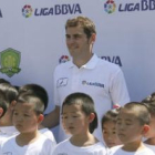 El meta Iker Casillas rodeado de niños en el campus de fútbol al que asistió en China.