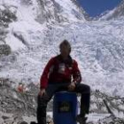 El leonés Jesús Calleja, en el campo base, frente a la gigantesca lengua de nieve y hielo del Khumbu