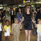 Imagen de archivo del 2010 de Angelina con sus hijos Maddox, Zahara, Pax y Shiloh, en el aeropuerto de Tokio.