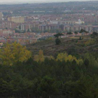 Vista del Monte San Isidro desde la subida hacia el Alto León en una imagen con la capital al fondo.