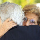 Maite Imaz, viuda de Alfredo Landa, abraza a un familiar.