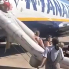 Los ocupantes desalojaron del avión bajando por el tobogán de emergencia