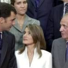 El Príncipe, Letizia Ortiz y don Juan Carlos, detrás, la infanta Elena, el día de la pedida de mano