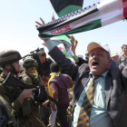Un grupo de palestinos, rodeados por soldados israelíes, se manifiestan en Hebrón.