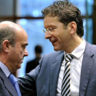 Luis de Guindos (izquierda) y Jeroen Dijsselbloem, en Bruselas.