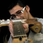 El cantante catalán Dani Flaco posa con su guitarra eléctrica