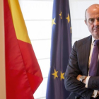El ministro de Economía, Luis de Guindos, posa en su despacho, en una imagen de archivo.