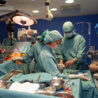 Un momento de la intervención quirúrgica para colocar el corazón artificial en la Clínica Universidad de Navarra.