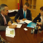Rajoy, junto al representante de Cajamar y la secretaria.
