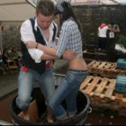 Una pareja participante en uno de los concursos de pisada de uva de la Cooperativa de Cacabelos