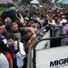 Colas de personas que intentan cruzar la frontera desde Venezuela hacia Colombia, a través del puente internacional Simón Bolívar, en Cúcuta (Colombia), el 13 de febrero.