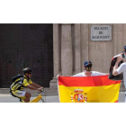 Un hombre se fotografía con la bandera de España ante la puerta principal del Palacio de Marivent, en Palma de Mallorca. CATI CLADERA