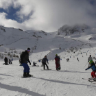Practicantes del esquí, en el estreno de la temporada en San Isidro. FERNANDO OTERO