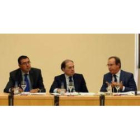 Tomás Villanueva, en el centro, junto a Ignacio Ariznavarreta, a su derecha, en la reunión con los e
