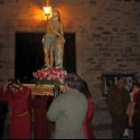 El paso «Jesús atado a una columna», en el vía crucis de Martes Santo en la villa del Burbia