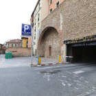 La entrada al aparcamiento se sitúa en Caño Badillo
