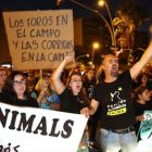 Manifestación ante la plaza de toros Monumental de Barcelona contra un posible regreso de las corridas, ayer.