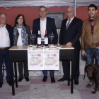 El alcalde, Nicanor Sen, con concejales y vecinos degustando las tapas. CAMPOS
