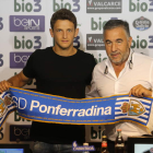 Miguel Núñez, en su presentación con la Deportiva junto a José Fernández Nieto. L. DE LA MATA