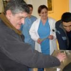 Un momento de las votaciones en la mesa electoral instalada en el hospitalillo de MSP en Villablino
