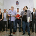 El líder de IU, Cayo Lara, acompañado por los también diputados Joan Coscubiela (ICV) , Chesus Yuste (CHA), y Gaspar Llamazares (IU), entre otros, ha comparecido hoy en rueda de prensa para arremeter contra la "ausencia" de explicaciones de Rajoy y para v