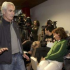 El patrón del atunero, Ricardo Blach, seguido por el marinero José Carlos Neira.