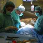 El Hospital de León dispone de cien médicos para realizar cirugías en los quirófanos. DL