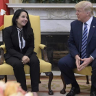 Trump charla con Aya Hijazi en el Despacho Oval, en la Casa Blanca, el 21 de abril.
