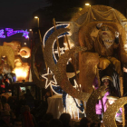 Las carrozas de Melchor y Gaspar, durante el transcurso de la cabalgata ayer en las calles de Ponferrada.