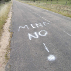 Una pintada contra la mina de Retortillo en una carretera de Salamanca. TIONI TIELES