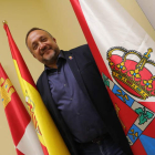 Gerardo Álvarez Courel, en la sala de reuniones del Consejo Comarcal con las banderas institucionales. ANA F. BARREDO