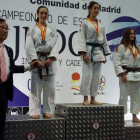 Daniela Agudo, a la izquierda, con su medalla de plata en el podio de la categoría cadete. DL