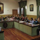 El grupo socialista y el concejal votan la aprobación del presupuesto.