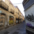 La calle La Rúa, una de las entradas al casco histórico, muestra el abandono progresivo. RAMIRO