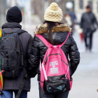 Dos jóvenes pasean por la ciudad bien abrigados para afrontar las bajas temperaturas.