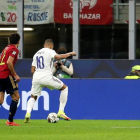 La imagen recoge el momento en el que Kylian Mbappé anota el gol de la victoria de Francia en una acción muy protestada por España al considerarla en fuera de juego. MATTEO BAZZI