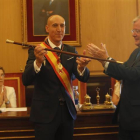 José Antonio Diez recibe el bastón de mando de manos de Antonio Silván