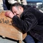 Moratinos desposita flores ante la tumba de Arafat en la Mukata